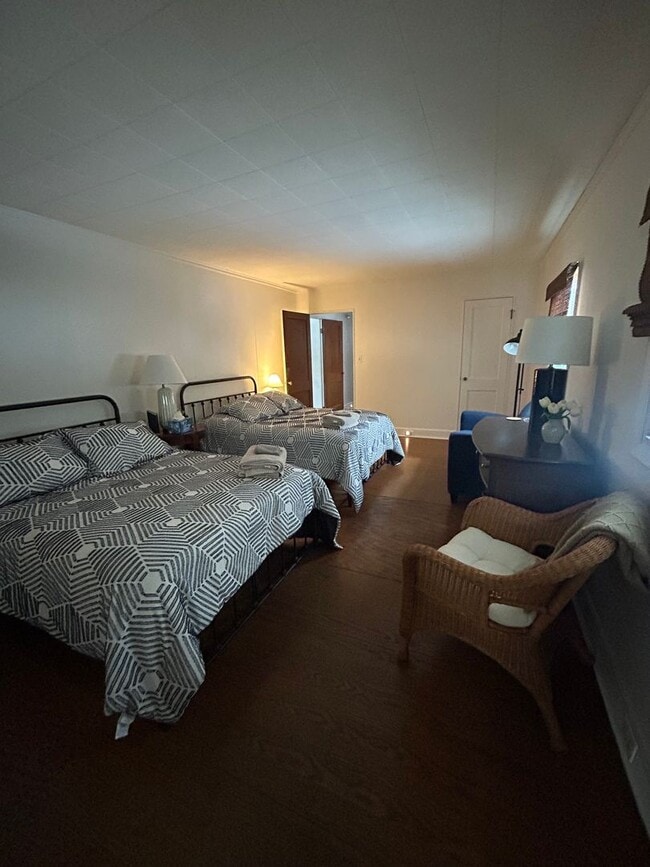 Building Photo - 4 Bed, 2 Bath House - ALL UTILITIES INCLUDED