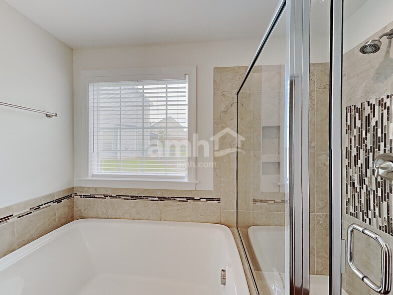 Building Photo - 4404 Johnstown Dr