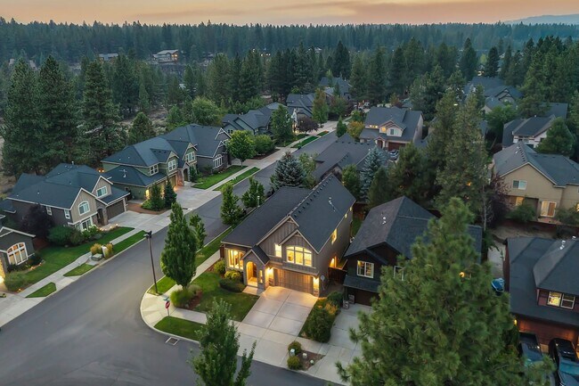 Building Photo - Stunning furnished home located in the des...