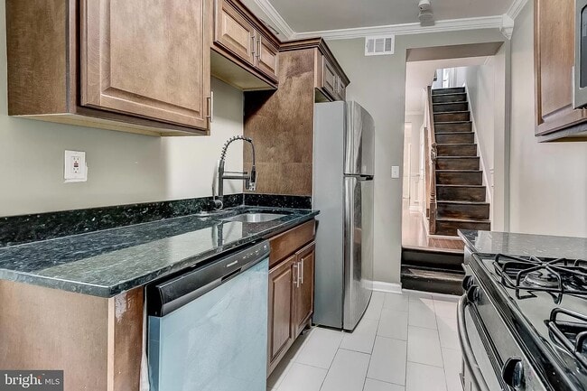 Building Photo - 915 W Lombard St