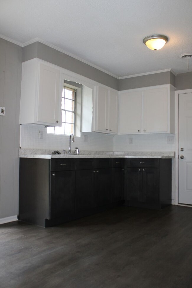 Building Photo - Charming 3 Bedroom, 1.5 Bath Home with Gar...