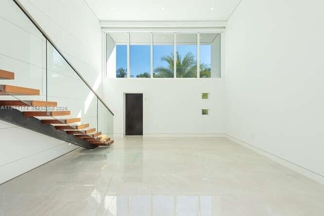 Building Photo - 1325 Bay Dr