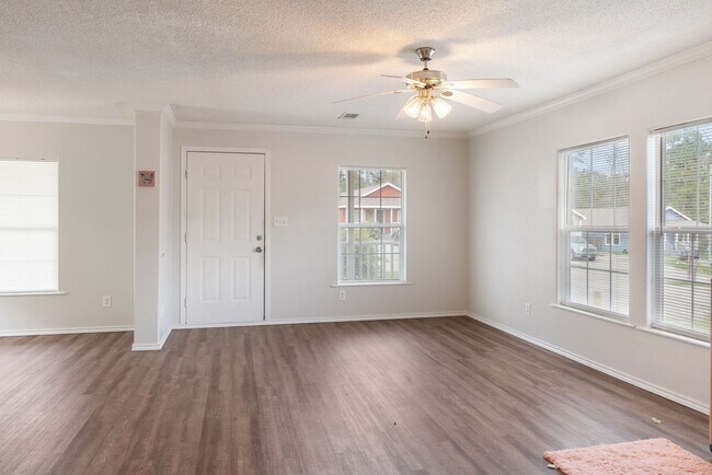 Building Photo - 115 Varsity Dr