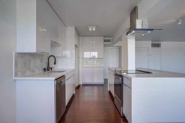 Building Photo - 435 N Oakhurst Dr