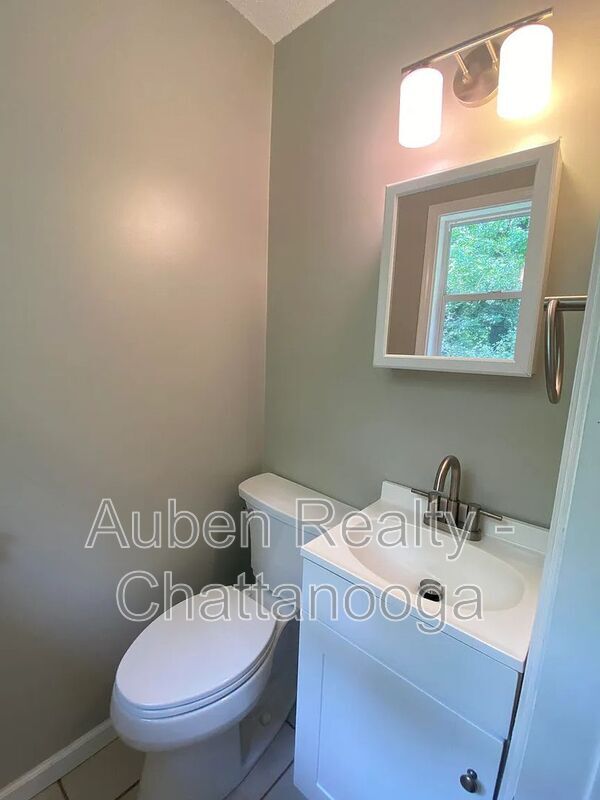 Building Photo - 545 Acorn Ct