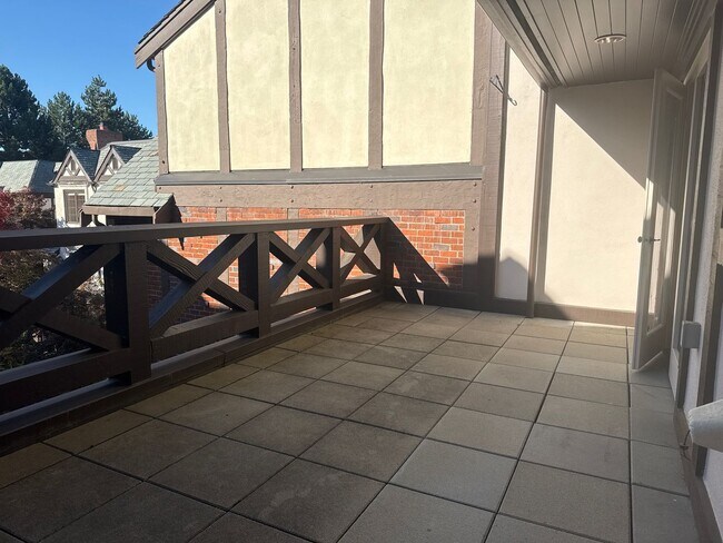 Building Photo - Dec Special Promotion!  Exceptional 3 bed, 3 bath in Houghton Kirkland.  Move in Ready.