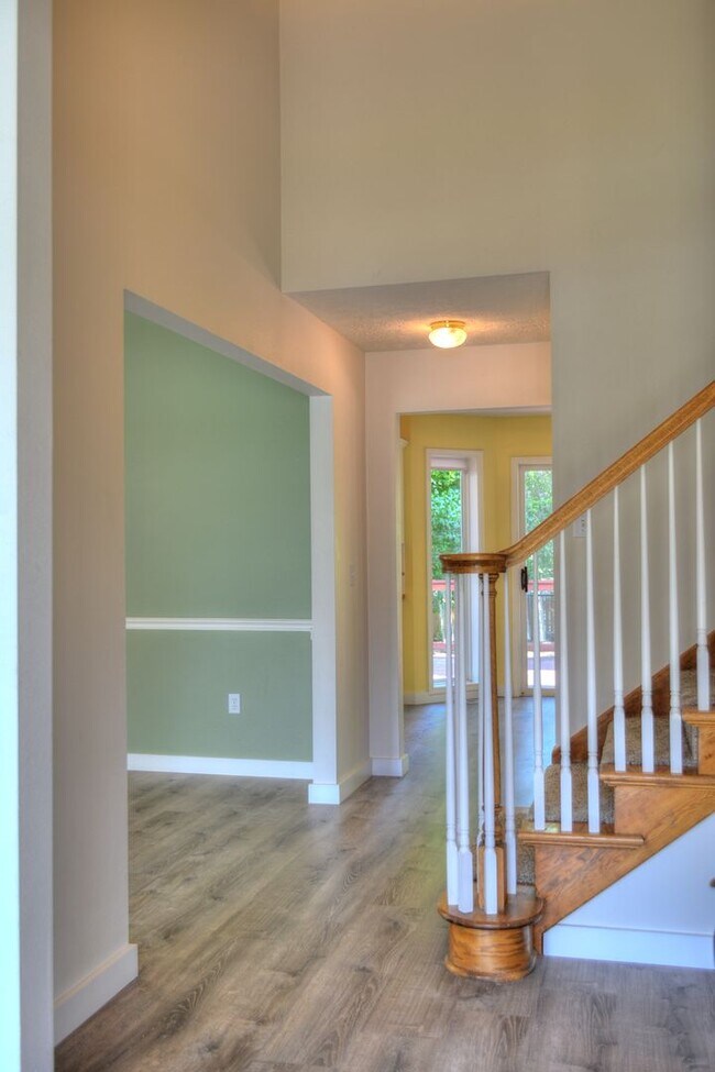Building Photo - Huge South Hill Beauty