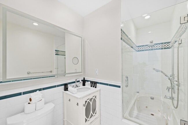 Building Photo - Traditional home | 3 bed 3 bath | Prime Pico-Robertson Area