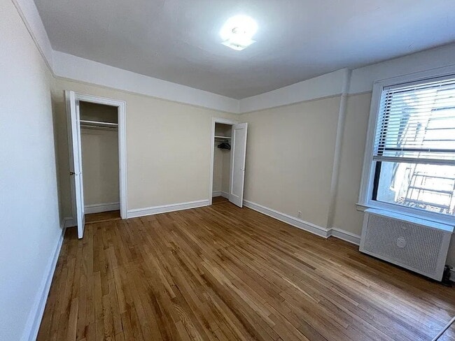 Building Photo - Beautiful and very spacious one-bedroom located in a charming building.