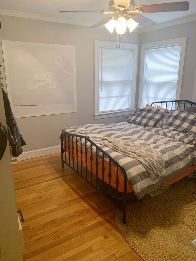 Building Photo - Beautiful 4 Bedroom 2 Bathroom home in the...