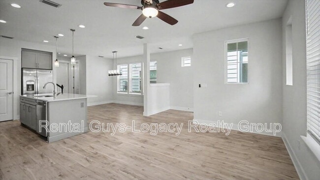 Building Photo - 409 Crestview Dr