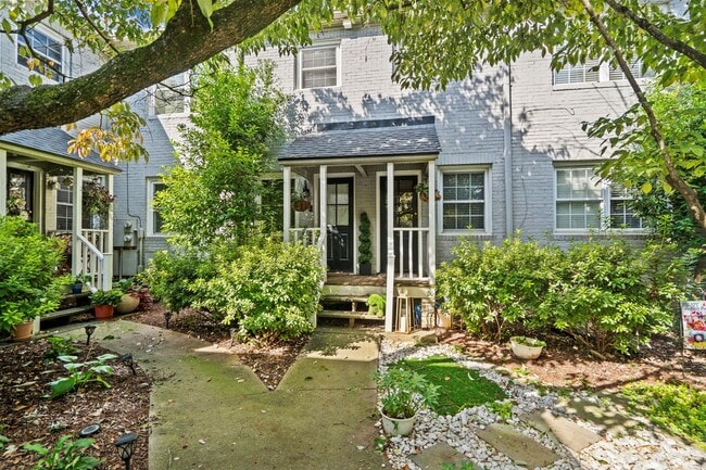 Building Photo - Downtown Townhouse Available 1 Nov 25!