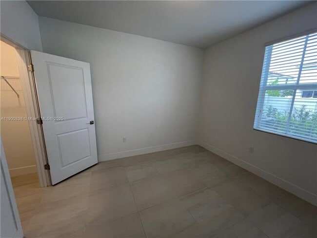 Building Photo - 136 SW 170th Ave