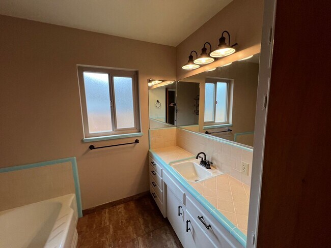 Building Photo - 723 S California St