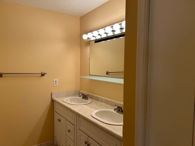 Building Photo - 4456 Donna Dr