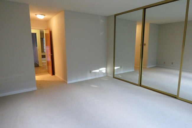 Building Photo - Condo with 2 baths, Parking and Private Pa...