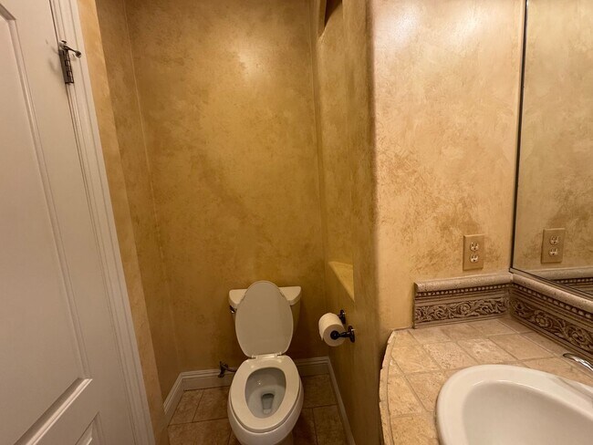 Building Photo - Executive Seven Oaks Grand Island MOVE IN ...