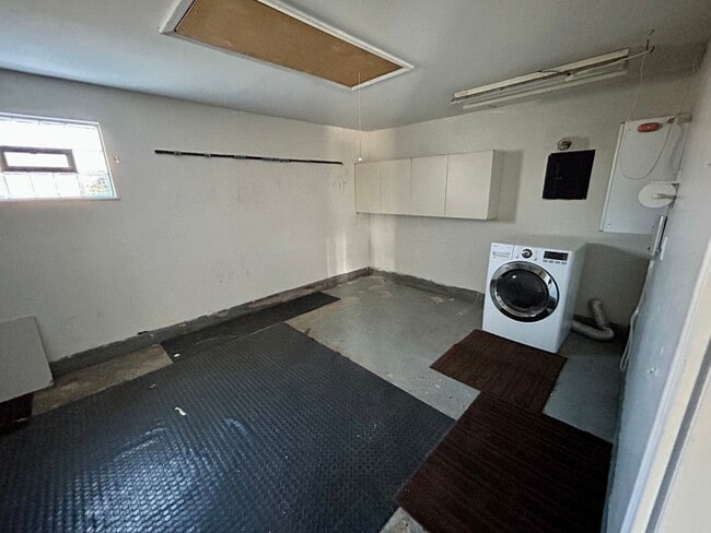 Building Photo - 3 bed 1 bath close to shopping, schools, parks and more!