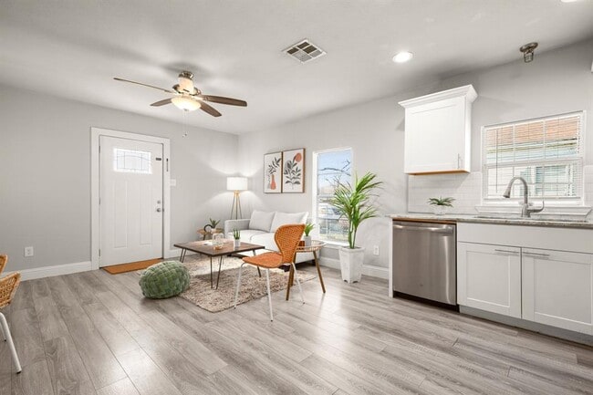 Building Photo - 918 W 3rd St