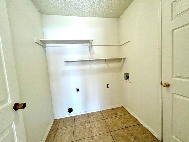 Building Photo - Elkins! 3 bed 2 bath with a huge fenced back yard