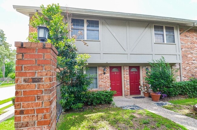 Building Photo - 2 Bedroom Memorial Condo with Utilities Included