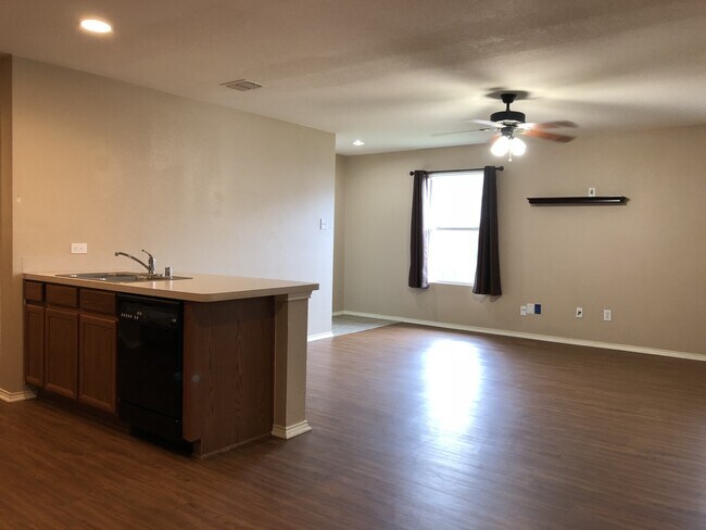 Building Photo - 2 bedroom 2 Bath Duplex in Crowley