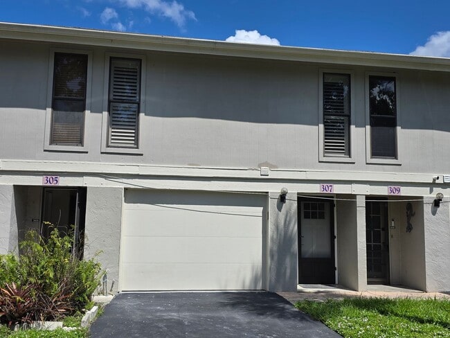 Building Photo - Stunning 2 Bed / 2.5 Bath Townhouse with G...