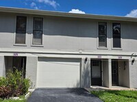 Building Photo - Stunning 2 Bed / 2.5 Bath Townhouse with G...