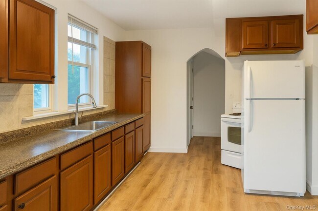 Building Photo - 30 Elm St