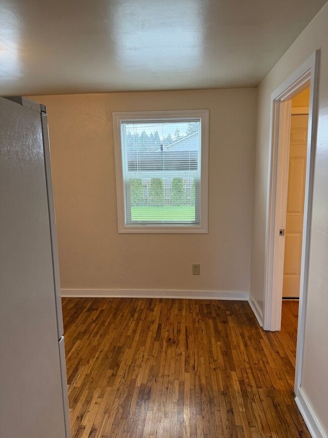 Building Photo - Updated 2 bedroom 1 bathroom house in Springfield!