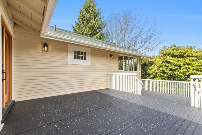Building Photo - Sunny Air Conditioned Mercer Island Charmer!