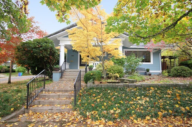 Building Photo - 803 NE Laurelhurst Pl