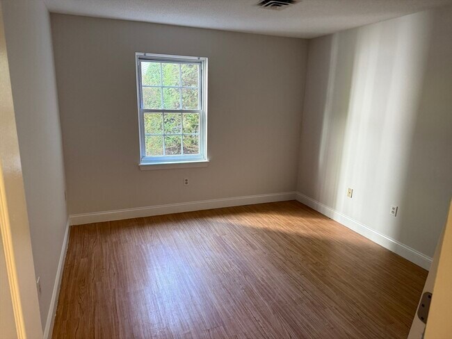 Building Photo - 750 Brookside Dr