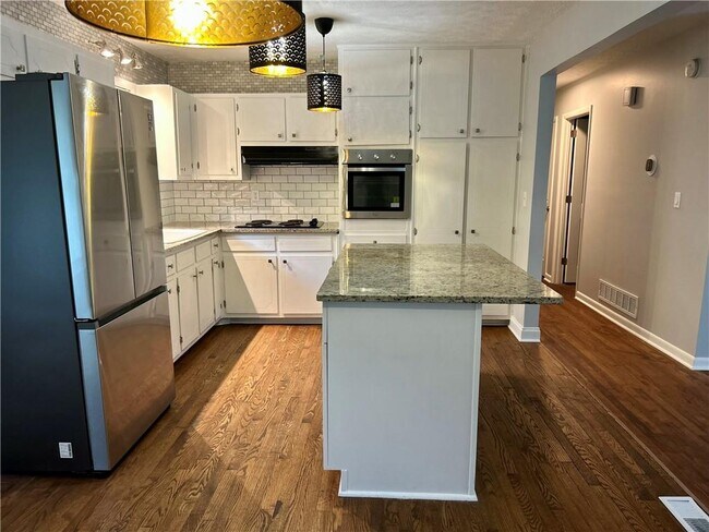 Building Photo - 667 Tara Cir SE