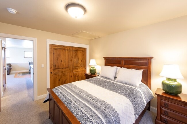 Building Photo - 627 N Bridge Dr