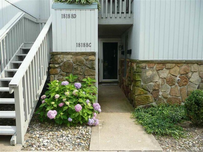 Building Photo - 18188 N Stoneridge Dr