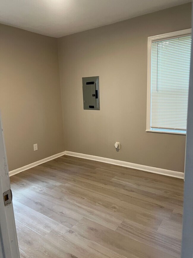 Building Photo - A beautiful newly renovated 3 Bed, 1 full ...