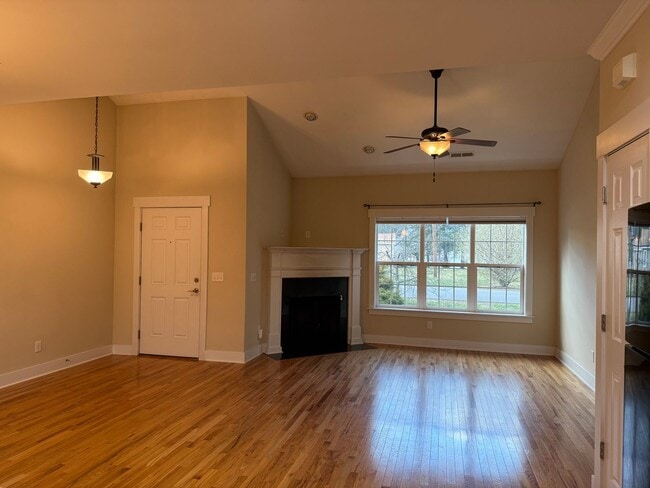 Building Photo - Townhouse walking distance to Black Mountain available now!
