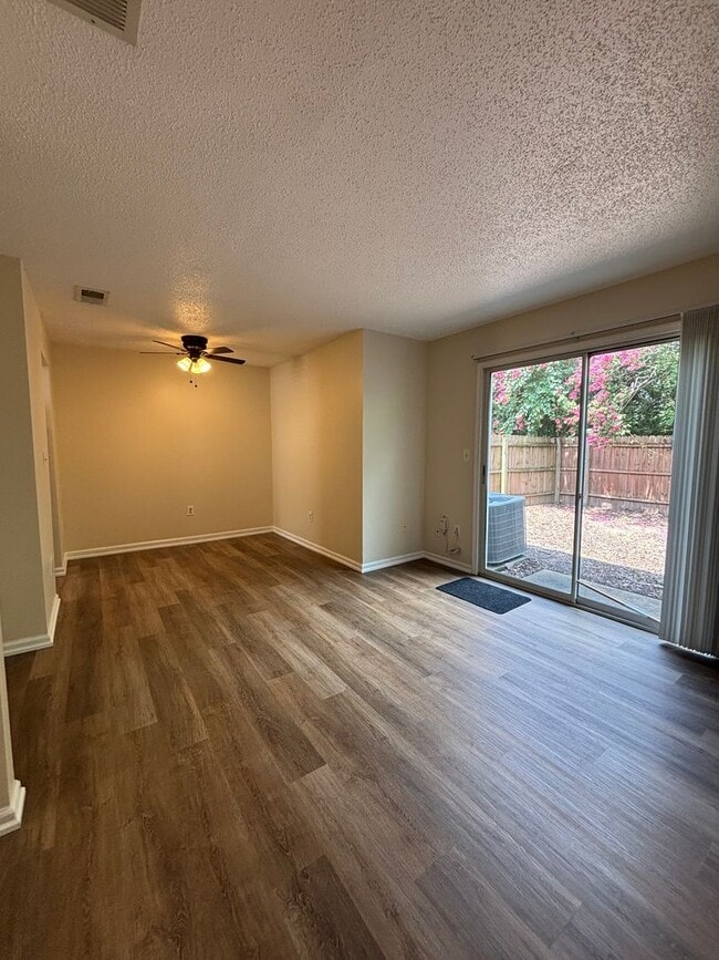 Building Photo - Beautiful 3 bedroom 1.5 Bath Fully Remodel...