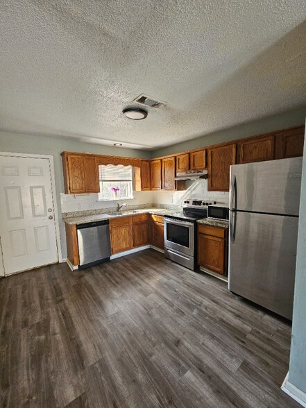 Building Photo - 1 Lilac St