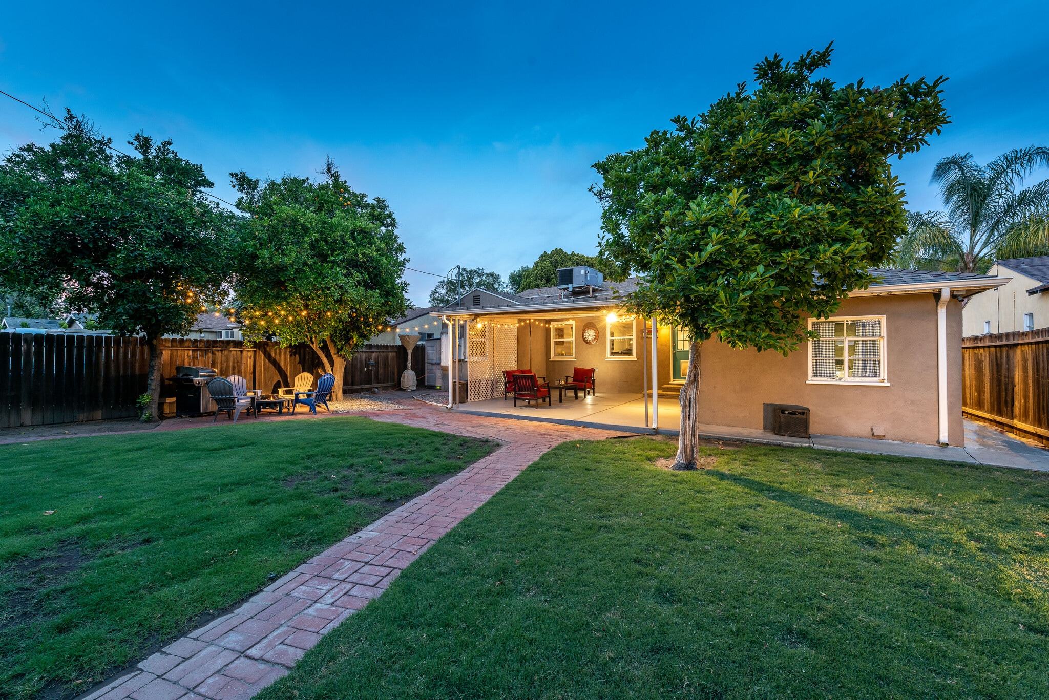 Building Photo - 5865 Vesper Ave