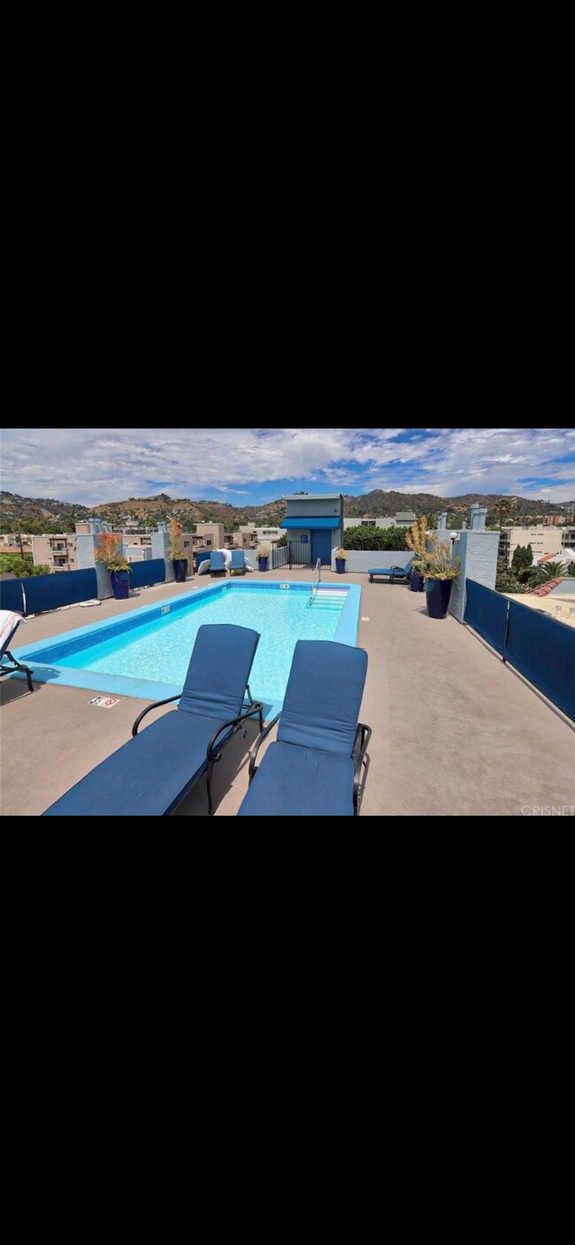 Rooftop pool & jacuzzi - 1355 N Sierra Bonita Ave