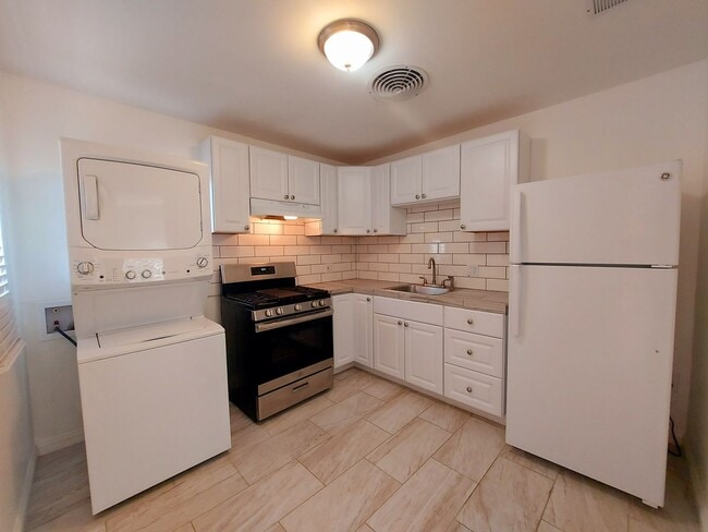 Building Photo - 2 Bedroom close to downtown