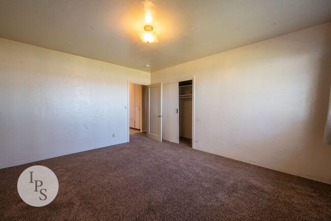 Building Photo - Kerman Country Home, 3BR/2BA, Bonus Room w...