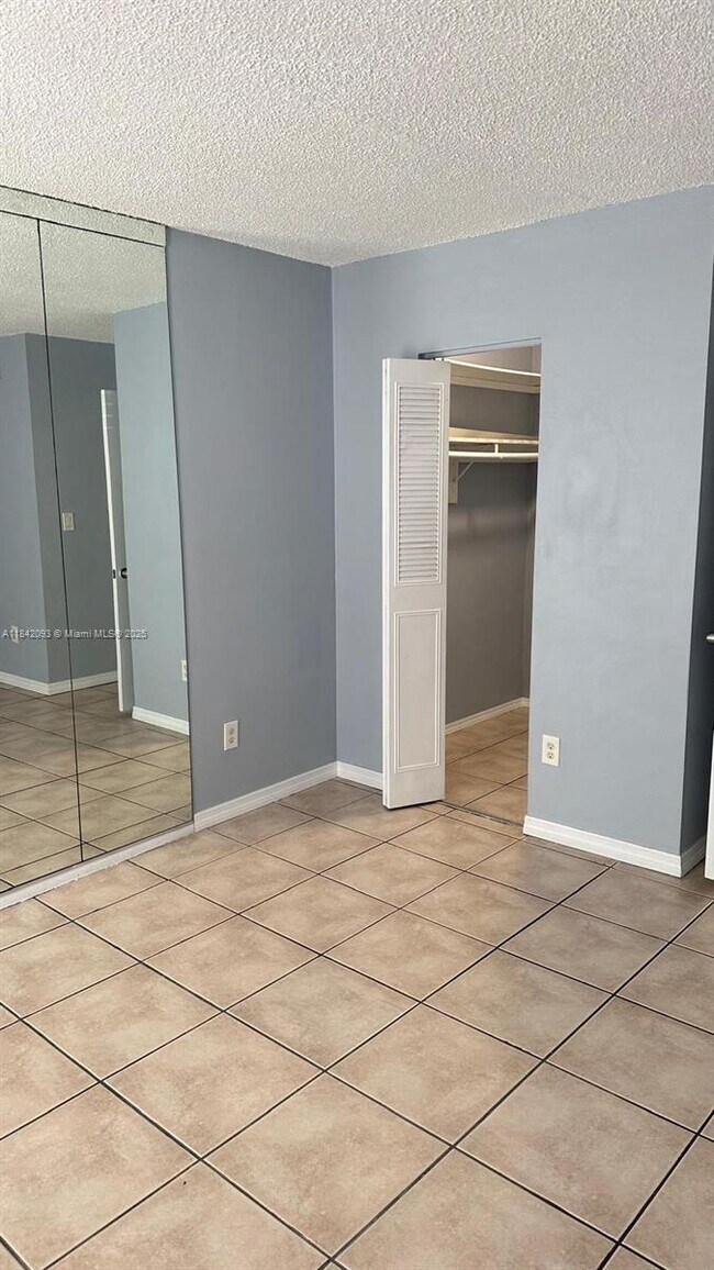 Building Photo - 10780 N Kendall Dr