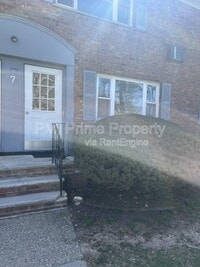 Building Photo - 7 Wedgewood Dr