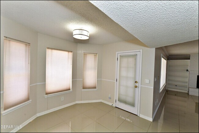 Building Photo - 529 Castlerock Ln