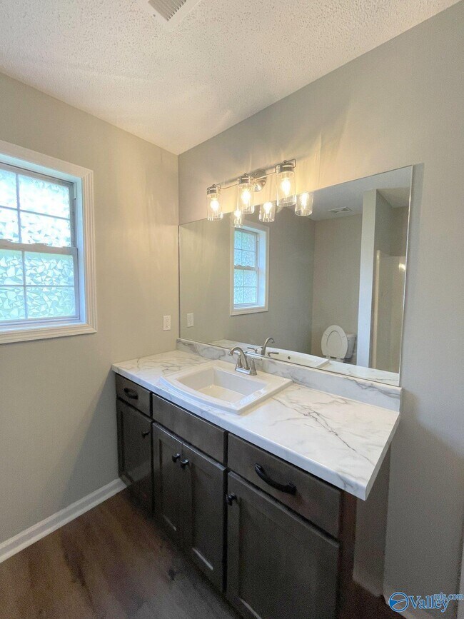 Building Photo - 100 Brook Glen Dr