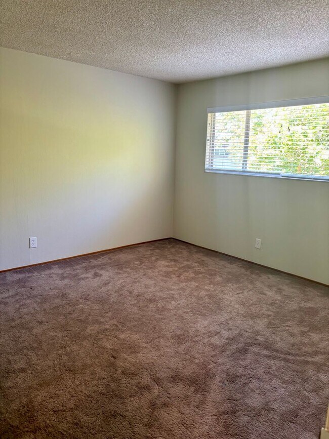 Building Photo - Light and Bright Townhouse in Sought-After...