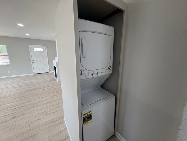 Building Photo - Brand New Renovated 2/1 Available Now!